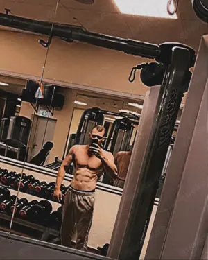 Du möchtest mich mit Blowjob oder Handjob verwöhnen ? 