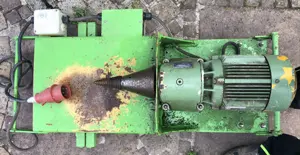 Einen Holzspalter Tisch mit Gebrauchsspuren u. verschiedene Teile