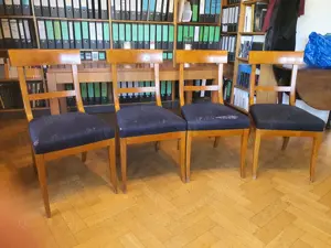 Sechs schöne Stühle aus Kirschholz, mit Federkernpolster
