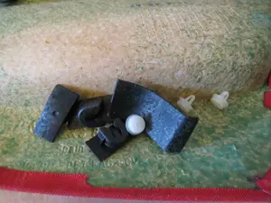 VW Lupo Seitenverkleidung hinten links Fahrerseite rot Bild 3