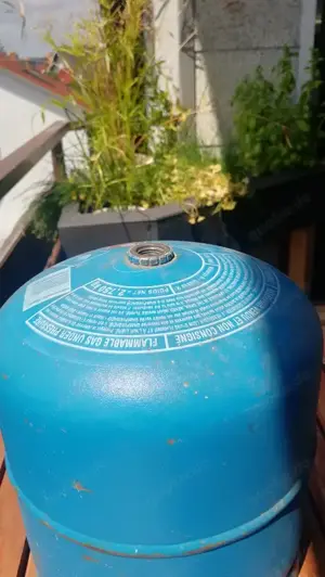  Verkaufe 2 Campinggasflaschen mit 1x 11 kg und 3 kg.