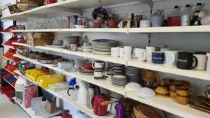 Diverse Sachspenden ab 1.-  stehen zum Verkauf