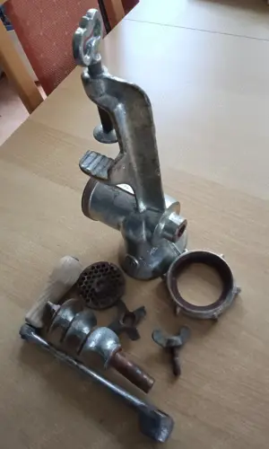 Fleischwolf sehr alt.