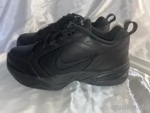 Nike Air Monarch IV Sneaker