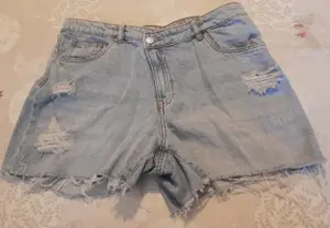 Süße Jeans Shorts Gr. 42-44 mit Riß   Loch Optik hellblau pageone