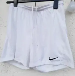 Schöne leichte NIKE Sport Shorts Gr. 40 (-42) M in weiß