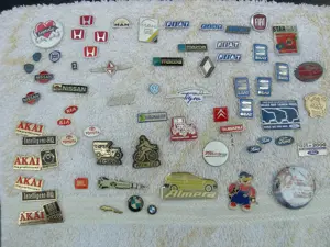 Pins und Anstecknadeln abzugeben