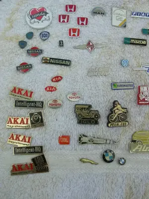 Pins und Anstecknadeln abzugeben Bild 2