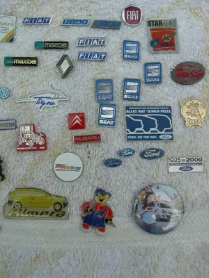 Pins und Anstecknadeln abzugeben Bild 4