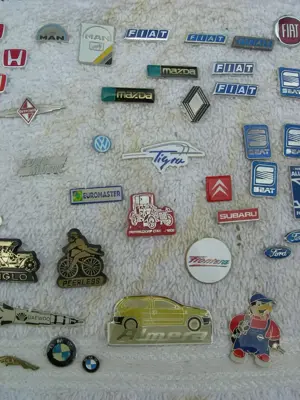 Pins und Anstecknadeln abzugeben Bild 3