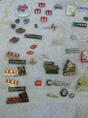 Auto-Anstecknadeln und -Pins abzugeben Bild 2