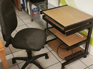 Computertisch auf Rollen