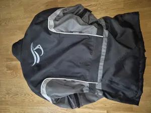 Motorradanzug in der Größe 140 mit Protektoren. Bild 2