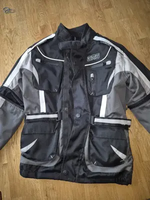 Motorradanzug in der Größe 140 mit Protektoren.