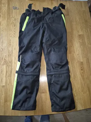 Motorradanzug in der Größe 140 mit Protektoren. Bild 3