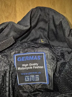 Motorradanzug in der Größe 140 mit Protektoren. Bild 4