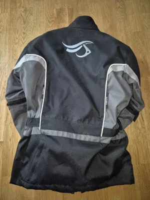 Motorradanzug in der Größe 140 mit Protektoren. Bild 6