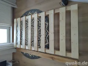 Bettgestell im Paletten-Stil