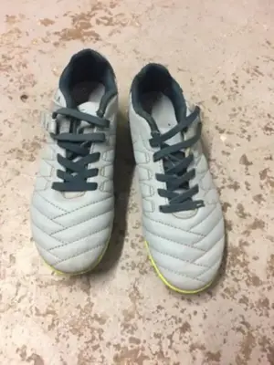 Kinder Fußball Schuhe, Marke KIPSTA, Größe: 31