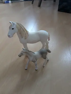 2 neue Schleichpferde, weiß, Pferd und Fohlen