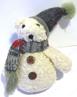Kleine Bärenfigur Eisbär mit Schal und Mütze zum Aufhängen Höhe: ca. 11cm