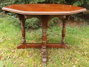 Nachhaltiger Holztisch antik, um 1920 30. Wohnfertig gut erhalten.