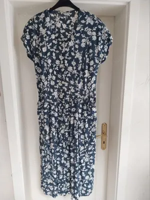 Kleid Blau mit Blumen Gr 42 sehr angenehm zu tragen mit Seitenschlitze in 100 % Viskose bei Abholung