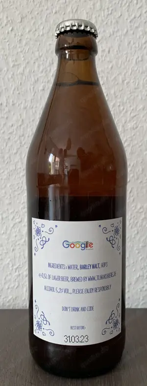Eine Flasche Google Bier als Deko Opjekt