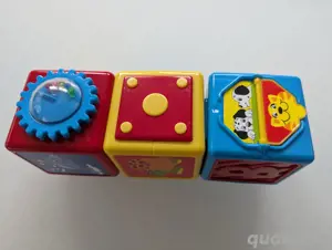 Babyspielzeug: Drei Motorikwürfel mit Klappen, rasseln, drehen, aufeinandersetzen, fühlen