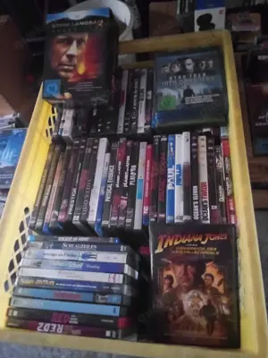 ca. 500 DVD und 150CD