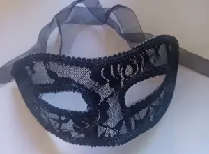 Aktuell: Jüngere Darstellerin (18-27), <172 cm, schlank-normal gebaut, maskierte im Film (anonym!)