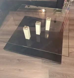 edler schwerer Couchtisch mit Glasplatte
