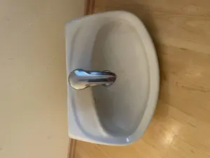 Waschbecken Duravit mit Armatur Hansa