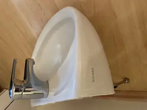 Waschbecken Duravit mit Armatur Hansa Bild 3