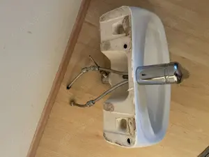Waschbecken Duravit mit Armatur Hansa Bild 4