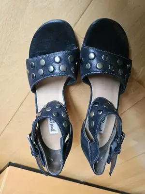 Schwarze Damensandalen mit Nieten Bild 2