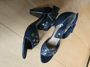 Schwarze Damensandalen mit Nieten