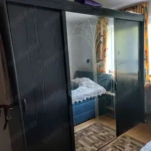 Kleiderschrank an Selbstabholer zu VERSCHENKEN.