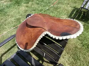 Baumloser Ponysattel aus Leder mit dickem Filzpad und Gurt - wenig genutzt - nicht zugehaart