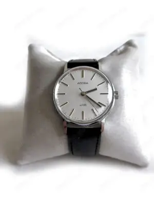 Elegante Armbanduhr von Adora