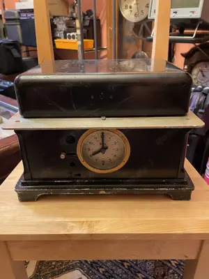 Stempeluhr Zeit- und Datumstempelapparat (Modell Zr.)