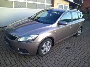 Kia Ceed SW / cee'd SW 1.4 CVVT TÜV Neu  Nur 33535 Kilometer Bild 2