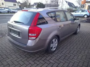 Kia Ceed SW / cee'd SW 1.4 CVVT TÜV Neu  Nur 33535 Kilometer Bild 5