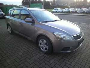 Kia Ceed SW / cee'd SW 1.4 CVVT TÜV Neu  Nur 33535 Kilometer Bild 4