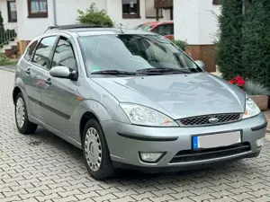 Ford Focus Ghia  vieles erneuert Bild 3