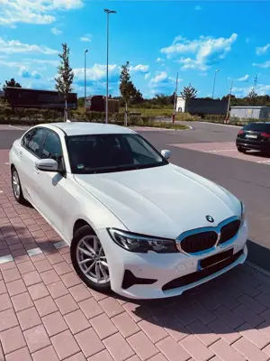 BMW 320 320d Aut. Scheckheft nur BMW / Unfallfrei / 8xAlu