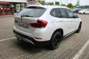 BMW X1 20 d xDrive AHK Leder Panoramadach Xenon x Line Al Bild 3