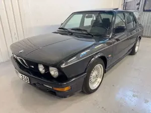 BMW M5 35i E28 ein Oldtimer aus Anfang der M-Familie
