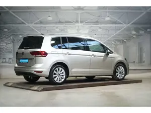 Volkswagen Touran Highline 2.0 TDI DSG AHK Kamera Navi Sitzhz Bild 3
