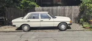 Mercedes Benz W123 LIMUSINE BJ 1982 zu verkaufen 